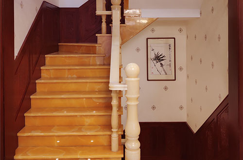 独山中式别墅室内汉白玉石楼梯的定制安装装饰效果